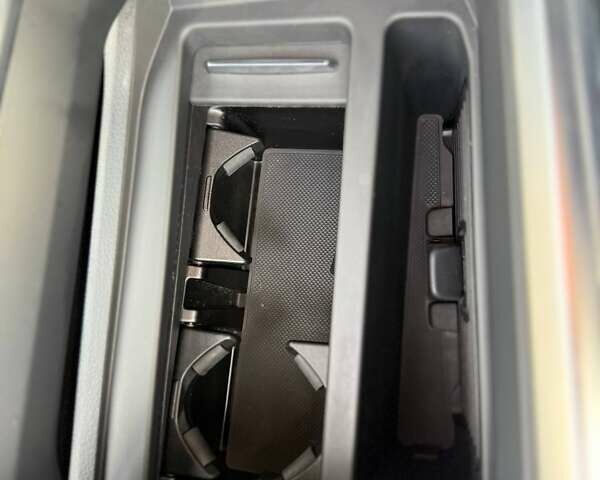 Чорний Ауді E-Tron, об'ємом двигуна 0 л та пробігом 34 тис. км за 28999 $, фото 23 на Automoto.ua