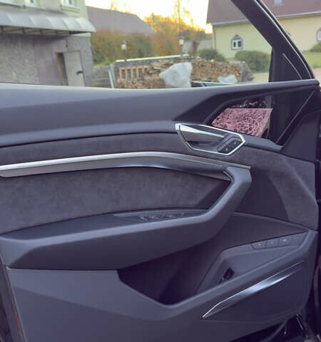 Черный Ауди E-Tron, объемом двигателя 0 л и пробегом 50 тыс. км за 44000 $, фото 30 на Automoto.ua