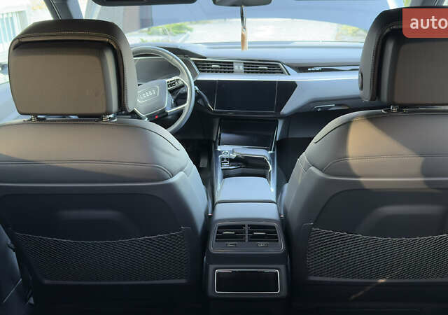 Черный Ауди E-Tron, объемом двигателя 0 л и пробегом 50 тыс. км за 44000 $, фото 24 на Automoto.ua
