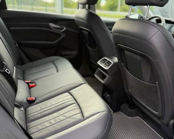 Чорний Ауді E-Tron, об'ємом двигуна 0 л та пробігом 34 тис. км за 28999 $, фото 19 на Automoto.ua