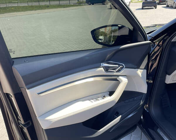 Черный Ауди E-Tron, объемом двигателя 0 л и пробегом 32 тыс. км за 36000 $, фото 1 на Automoto.ua