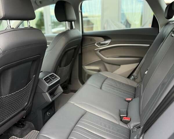 Чорний Ауді E-Tron, об'ємом двигуна 0 л та пробігом 34 тис. км за 28999 $, фото 16 на Automoto.ua