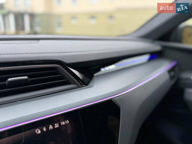 Чорний Ауді E-Tron, об'ємом двигуна 0 л та пробігом 54 тис. км за 37990 $, фото 24 на Automoto.ua