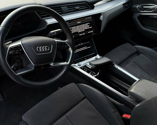 Чорний Ауді E-Tron, об'ємом двигуна 0 л та пробігом 178 тис. км за 31000 $, фото 5 на Automoto.ua
