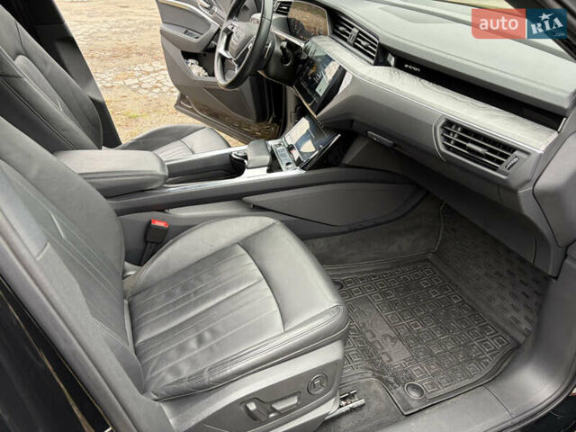 Чорний Ауді E-Tron, об'ємом двигуна 0 л та пробігом 126 тис. км за 27000 $, фото 13 на Automoto.ua