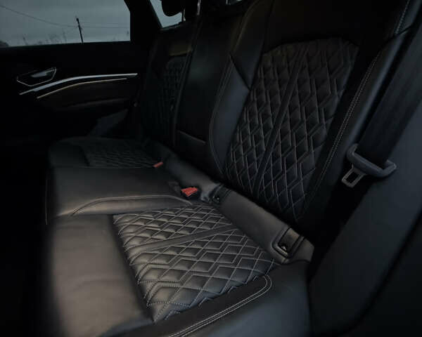 Чорний Ауді E-Tron, об'ємом двигуна 0 л та пробігом 84 тис. км за 36000 $, фото 51 на Automoto.ua