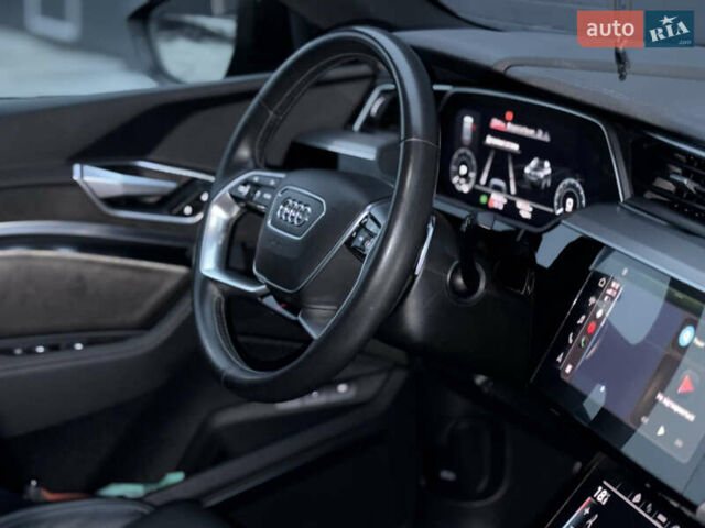 Чорний Ауді E-Tron, об'ємом двигуна 0 л та пробігом 84 тис. км за 36000 $, фото 60 на Automoto.ua