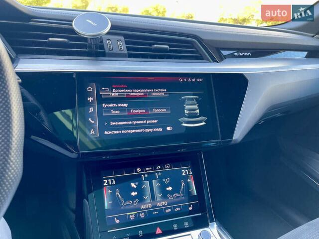 Черный Ауди E-Tron, объемом двигателя 0 л и пробегом 33 тыс. км за 53450 $, фото 25 на Automoto.ua