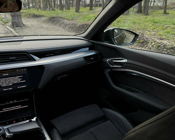 Чорний Ауді E-Tron, об'ємом двигуна 0 л та пробігом 178 тис. км за 31000 $, фото 6 на Automoto.ua