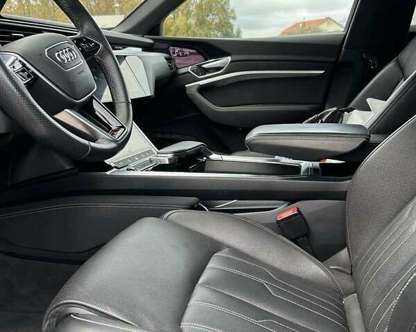 Чорний Ауді E-Tron, об'ємом двигуна 0 л та пробігом 105 тис. км за 37900 $, фото 2 на Automoto.ua