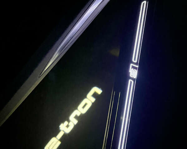 Черный Ауди E-Tron, объемом двигателя 0 л и пробегом 33 тыс. км за 53450 $, фото 39 на Automoto.ua