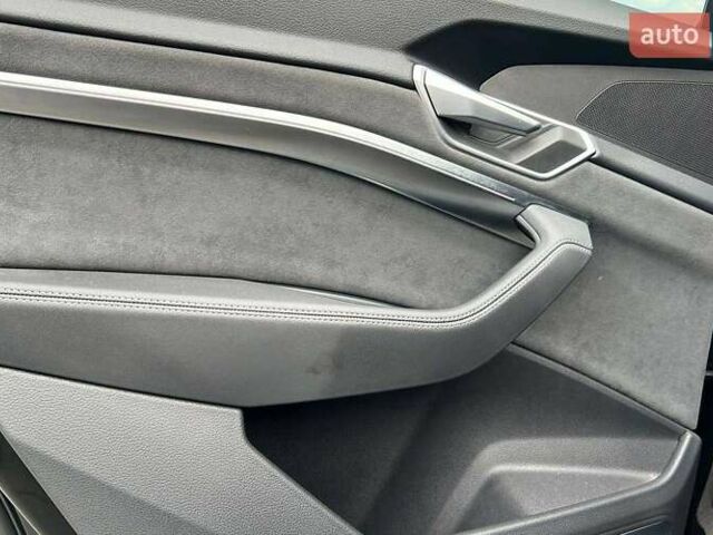 Чорний Ауді E-Tron, об'ємом двигуна 0 л та пробігом 83 тис. км за 43000 $, фото 23 на Automoto.ua