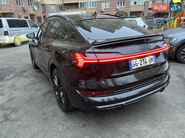 Чорний Ауді E-Tron, об'ємом двигуна 0 л та пробігом 42 тис. км за 54700 $, фото 3 на Automoto.ua