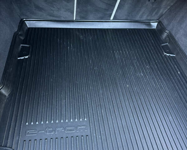 Черный Ауди E-Tron, объемом двигателя 0 л и пробегом 91 тыс. км за 36500 $, фото 49 на Automoto.ua