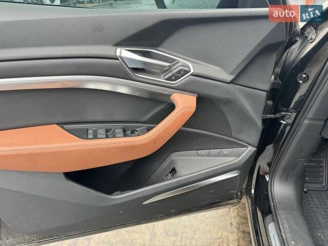 Чорний Ауді E-Tron, об'ємом двигуна 0 л та пробігом 81 тис. км за 25900 $, фото 11 на Automoto.ua
