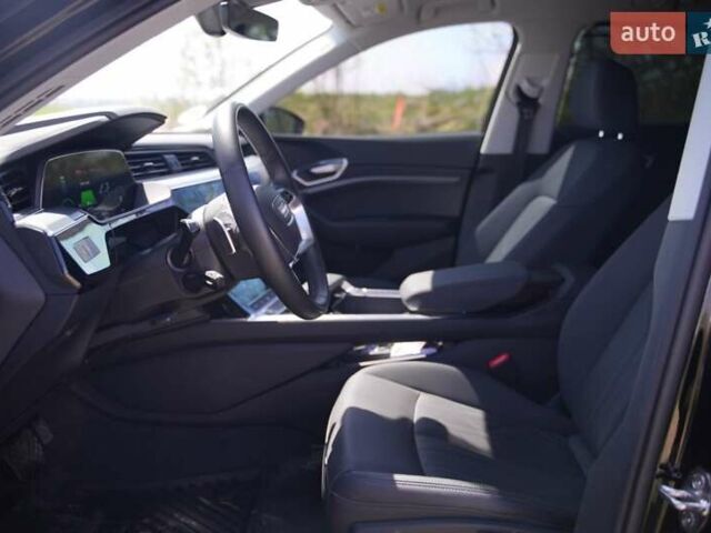 Чорний Ауді E-Tron, об'ємом двигуна 0 л та пробігом 47 тис. км за 32900 $, фото 45 на Automoto.ua