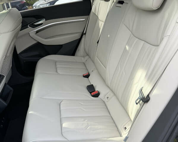 Черный Ауди E-Tron, объемом двигателя 0 л и пробегом 56 тыс. км за 40890 $, фото 26 на Automoto.ua