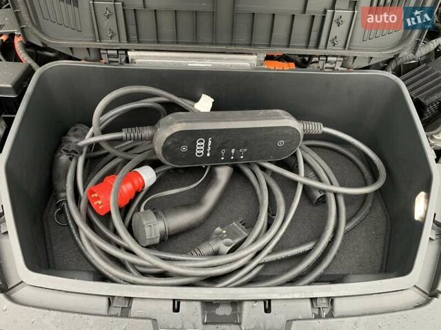 Черный Ауди E-Tron, объемом двигателя 0 л и пробегом 64 тыс. км за 35955 $, фото 77 на Automoto.ua