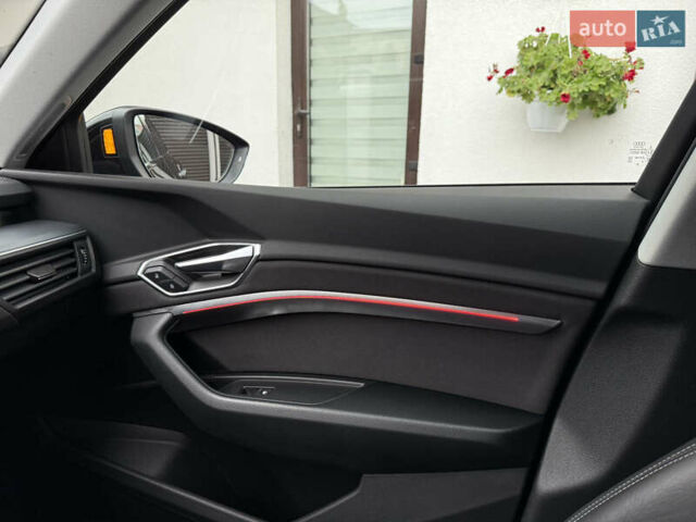 Черный Ауди E-Tron, объемом двигателя 0 л и пробегом 64 тыс. км за 31700 $, фото 42 на Automoto.ua