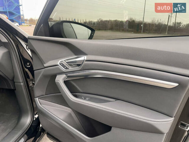Черный Ауди E-Tron, объемом двигателя 0 л и пробегом 39 тыс. км за 39950 $, фото 46 на Automoto.ua