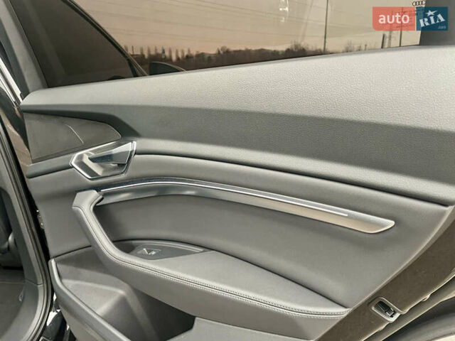 Черный Ауди E-Tron, объемом двигателя 0 л и пробегом 39 тыс. км за 39950 $, фото 42 на Automoto.ua