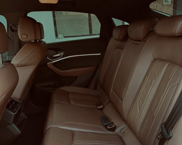 Чорний Ауді E-Tron, об'ємом двигуна 0 л та пробігом 78 тис. км за 42000 $, фото 21 на Automoto.ua