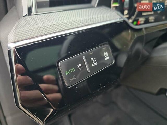 Чорний Ауді E-Tron, об'ємом двигуна 0 л та пробігом 61 тис. км за 47777 $, фото 62 на Automoto.ua