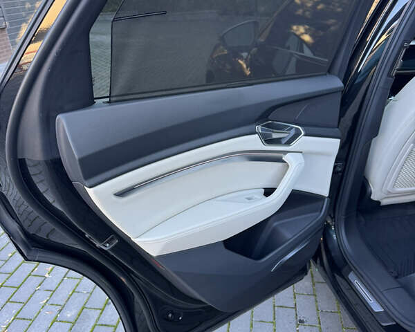 Черный Ауди E-Tron, объемом двигателя 0 л и пробегом 91 тыс. км за 36500 $, фото 34 на Automoto.ua