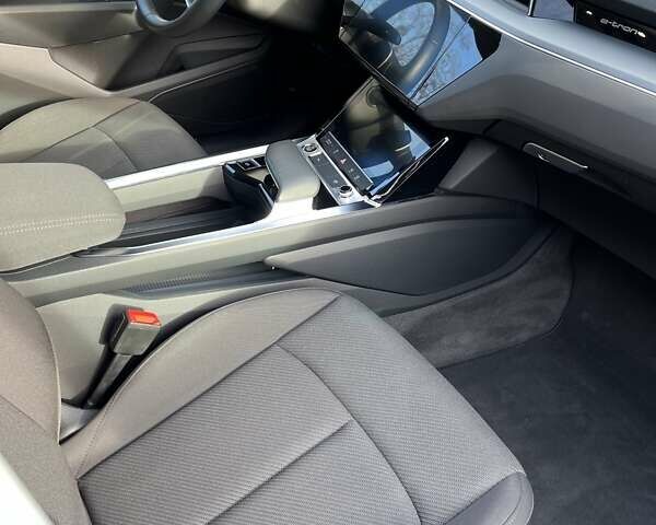 Чорний Ауді E-Tron, об'ємом двигуна 0 л та пробігом 60 тис. км за 33500 $, фото 17 на Automoto.ua