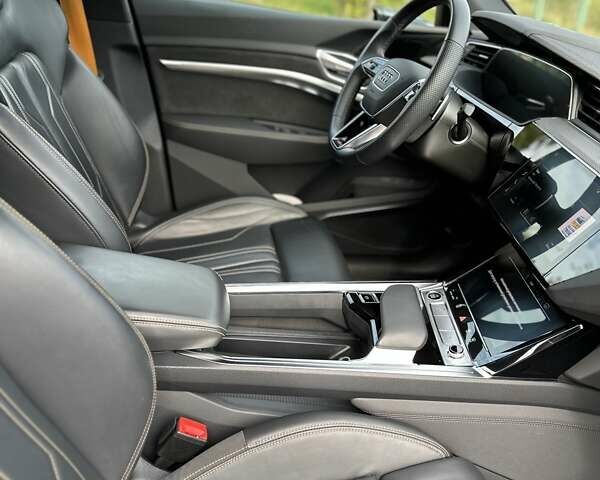 Черный Ауди E-Tron, объемом двигателя 0 л и пробегом 77 тыс. км за 43200 $, фото 16 на Automoto.ua