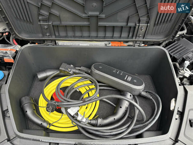 Черный Ауди E-Tron, объемом двигателя 0 л и пробегом 64 тыс. км за 31700 $, фото 41 на Automoto.ua