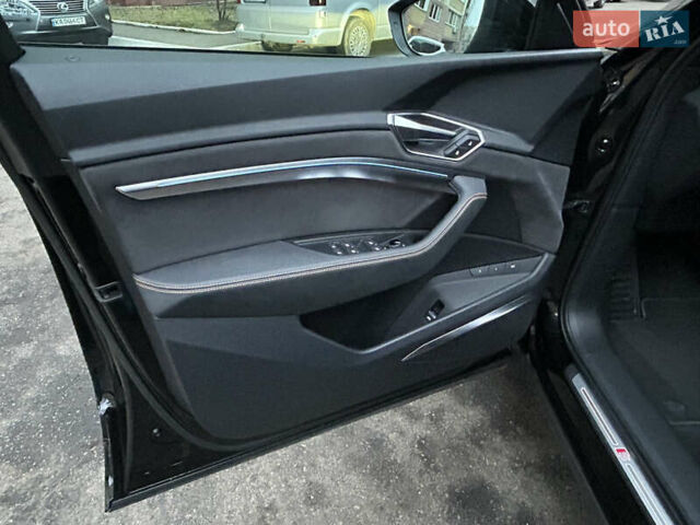 Чорний Ауді E-Tron, об'ємом двигуна 0 л та пробігом 42 тис. км за 54700 $, фото 9 на Automoto.ua