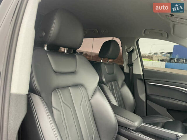 Черный Ауди E-Tron, объемом двигателя 0 л и пробегом 39 тыс. км за 39950 $, фото 50 на Automoto.ua