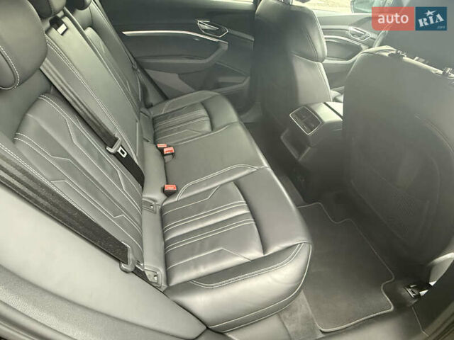 Чорний Ауді E-Tron, об'ємом двигуна 0 л та пробігом 89 тис. км за 35499 $, фото 23 на Automoto.ua