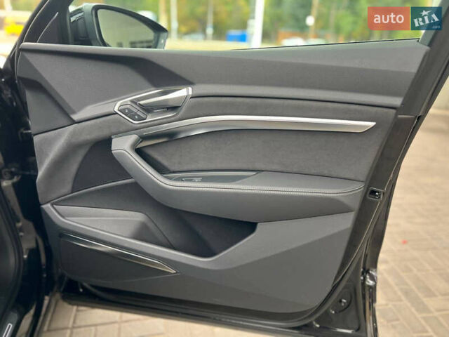Черный Ауди E-Tron, объемом двигателя 0 л и пробегом 31 тыс. км за 45500 $, фото 37 на Automoto.ua