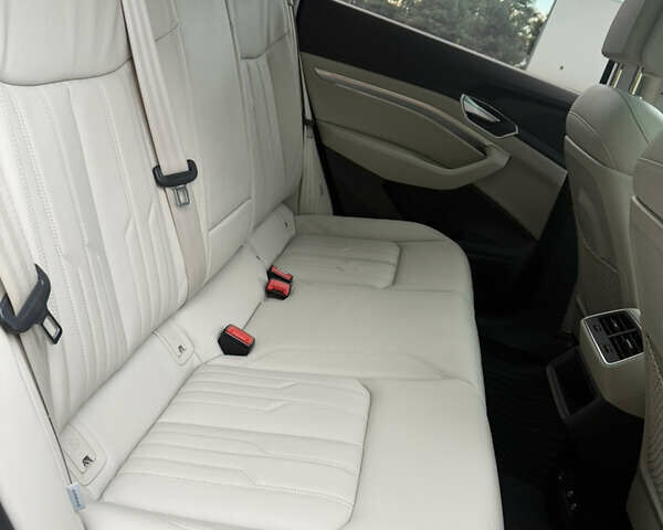 Черный Ауди E-Tron, объемом двигателя 0 л и пробегом 56 тыс. км за 40890 $, фото 35 на Automoto.ua