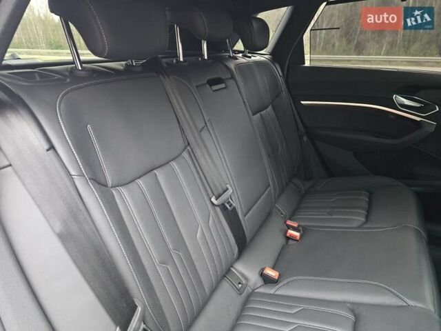Чорний Ауді E-Tron, об'ємом двигуна 0 л та пробігом 61 тис. км за 47777 $, фото 81 на Automoto.ua