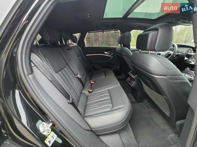 Чорний Ауді E-Tron, об'ємом двигуна 0 л та пробігом 61 тис. км за 47777 $, фото 79 на Automoto.ua