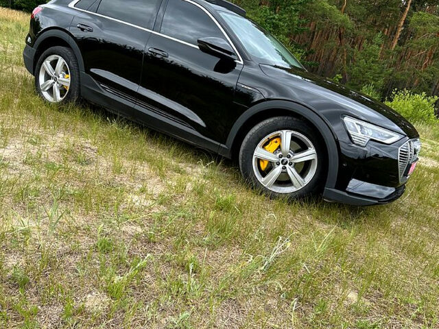 Черный Ауди E-Tron, объемом двигателя 1 л и пробегом 59 тыс. км за 34700 $, фото 1 на Automoto.ua