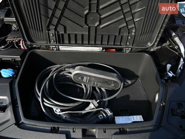 Черный Ауди E-Tron, объемом двигателя 0 л и пробегом 65 тыс. км за 44284 $, фото 21 на Automoto.ua