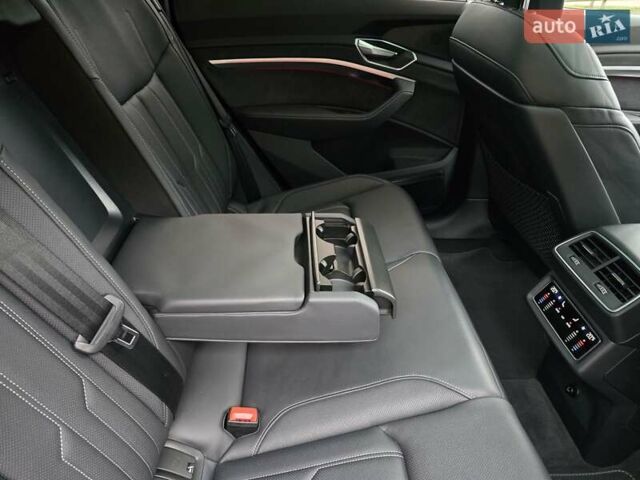 Чорний Ауді E-Tron, об'ємом двигуна 0 л та пробігом 61 тис. км за 47777 $, фото 80 на Automoto.ua