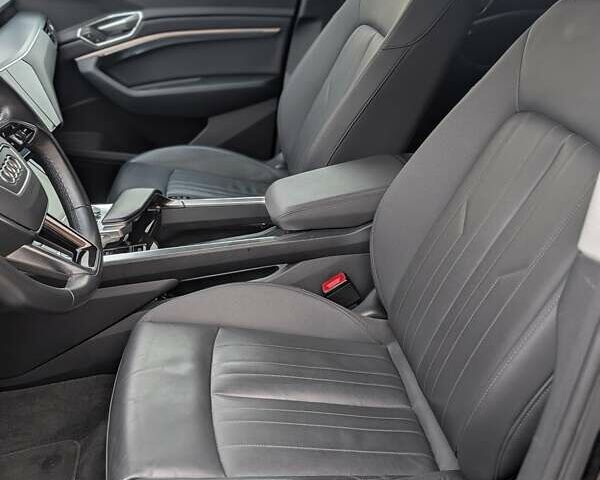 Чорний Ауді E-Tron, об'ємом двигуна 0 л та пробігом 45 тис. км за 41500 $, фото 9 на Automoto.ua