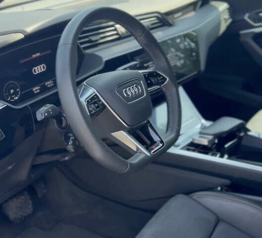 Черный Ауди E-Tron, объемом двигателя 0 л и пробегом 29 тыс. км за 38999 $, фото 8 на Automoto.ua