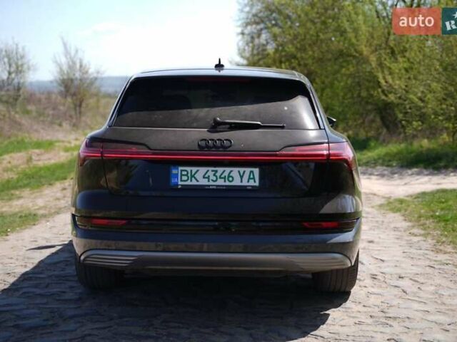 Черный Ауди E-Tron, объемом двигателя 0 л и пробегом 45 тыс. км за 32900 $, фото 5 на Automoto.ua