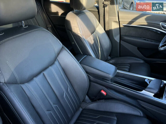 Черный Ауди E-Tron, объемом двигателя 0 л и пробегом 32 тыс. км за 47561 $, фото 43 на Automoto.ua