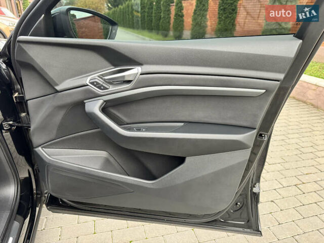 Черный Ауди E-Tron, объемом двигателя 0 л и пробегом 22 тыс. км за 37700 $, фото 32 на Automoto.ua