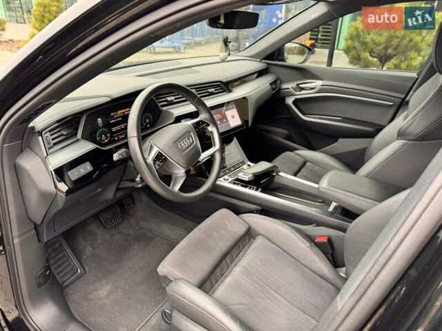 Чорний Ауді E-Tron, об'ємом двигуна 0 л та пробігом 35 тис. км за 37300 $, фото 39 на Automoto.ua
