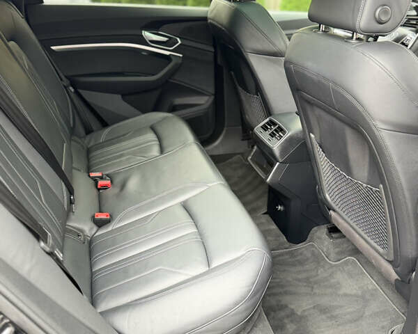 Чорний Ауді E-Tron, об'ємом двигуна 0 л та пробігом 34 тис. км за 39500 $, фото 68 на Automoto.ua