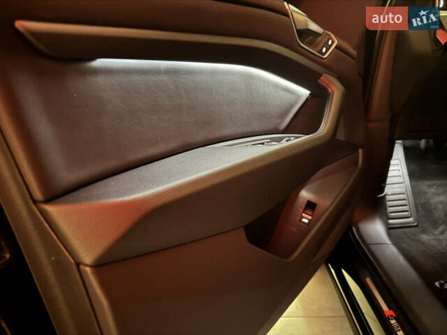 Черный Ауди E-Tron, объемом двигателя 0 л и пробегом 22 тыс. км за 37700 $, фото 63 на Automoto.ua