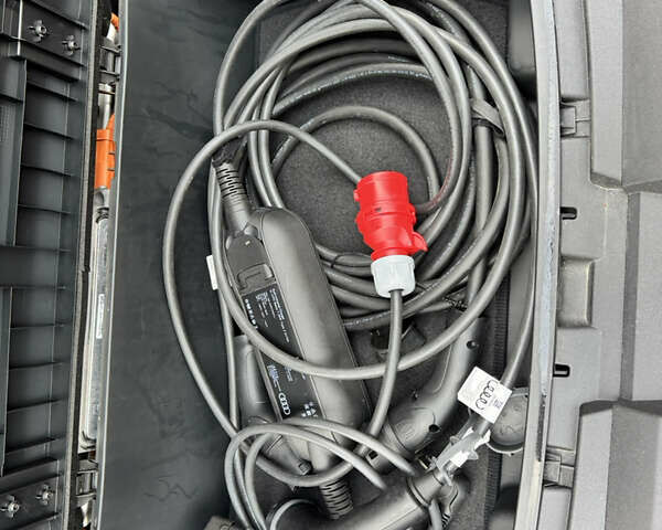 Черный Ауди E-Tron, объемом двигателя 0 л и пробегом 22 тыс. км за 37700 $, фото 48 на Automoto.ua